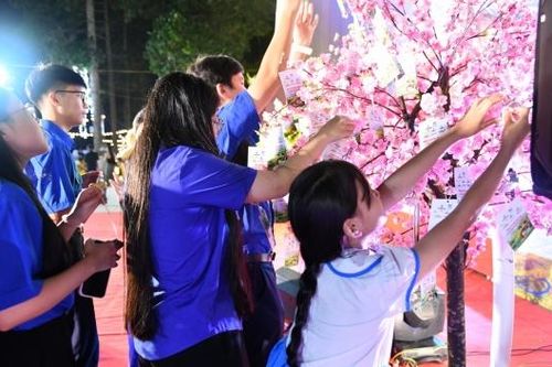 Hơn 100 triệu đồng được quyên góp qua chương trình 'Thắp sáng ước mơ - Đối thoại tương lai'