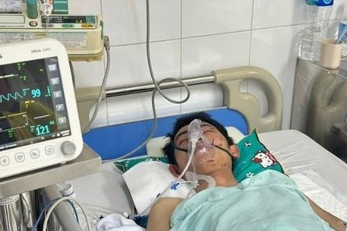 Con trai nguy kịch sau tai nạn, bố người Nùng nghẹn ngào không có tiền cứu