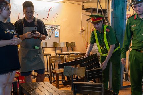 Các quán cà phê đường tàu vội đóng cửa, tắt đèn khi thấy công an