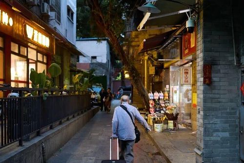 Chuyện xúc động về cụ ông 92 tuổi miệt mài bán sách giữa phố