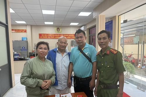 TPHCM: Công an giúp người phụ nữ tìm lại túi xách chứa tiền, vàng, kim cương
