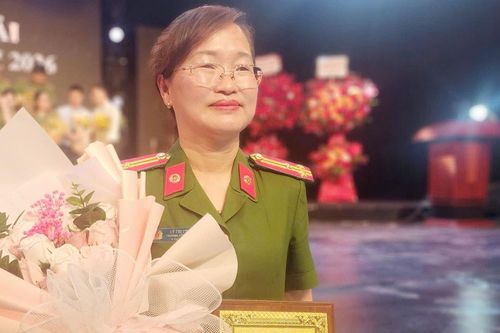 Thượng tá Lý Thị Cung giành giải Đặc biệt cuộc thi thơ