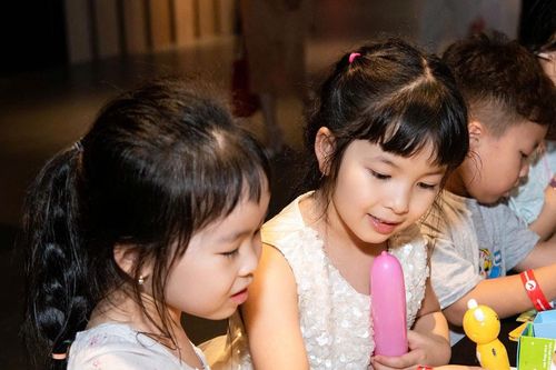 Muốn con yêu sách, người lớn phải là người gieo hạt đầu tiên