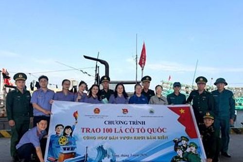 Chi đoàn VKSND khu vực 2, TP Đà Nẵng trao cờ Tổ quốc, tuyên truyền pháp luật cho ngư dân