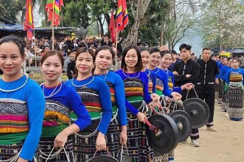 Hàng nghìn người trẩy hội Mường Xia ở Thanh Hóa