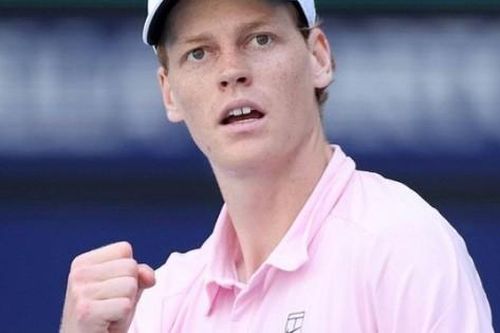 Sinner đạt kỳ tích lịch sử, rộng cửa vô địch Miami Open & tạo đà hạ bệ Alcaraz