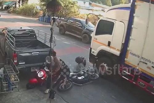 Ngã ngay trước đầu xe tải, người đàn ông suýt bị tông tử vong