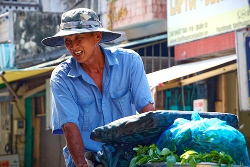 TPHCM: Nhọc nhằn mưu sinh ngoài trời trong ngày nắng như 'chảo lửa'