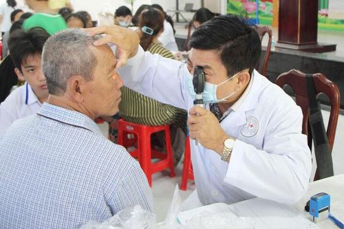 Hơn 400 người dân xã đảo Tiên Hải được khám bệnh, cấp thuốc và phát quà miễn phí