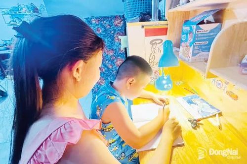 Cha mẹ tăng ca và khoảng trống với con trẻ