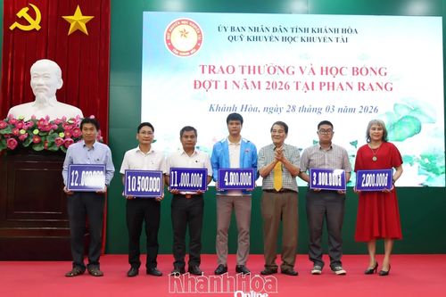 Trao 731 suất thưởng và học bổng cho học sinh các trường khu vực phía nam tỉnh Khánh Hòa