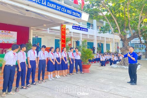 Đoàn phường Ninh Chử phối hợp tuyên truyền và ra quân cao điểm 'Cổng trường an toàn giao thông'