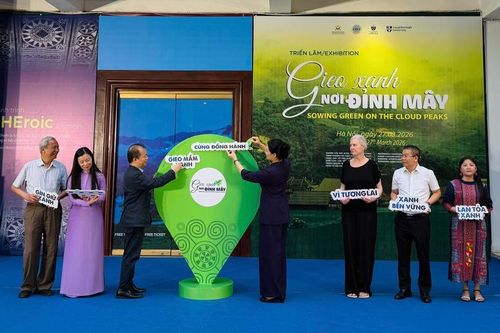 Triển lãm 'Gieo xanh nơi đỉnh mây'-Tôn vinh vai trò phụ nữ trong phát triển bền vững
