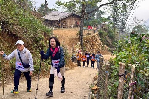 Hơn 200 vận động viên tham gia Giải Leo núi 'Chinh phục đỉnh Pu Ta Leng – Đại ngàn hoa Đỗ Quyên' xã Mường Hum lần thứ I, năm 2026