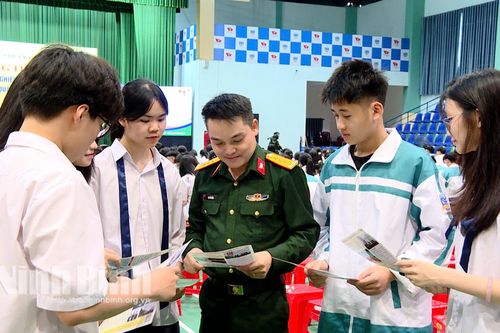Học viện Quân y tổ chức tuyên truyền, hướng nghiệp tuyển sinh quân sự tại Ninh Bình