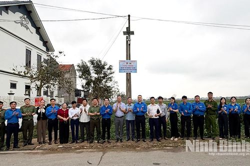 Khánh thành công trình thắp sáng đường quê và tặng quà cho học sinh có hoàn cảnh khó khăn