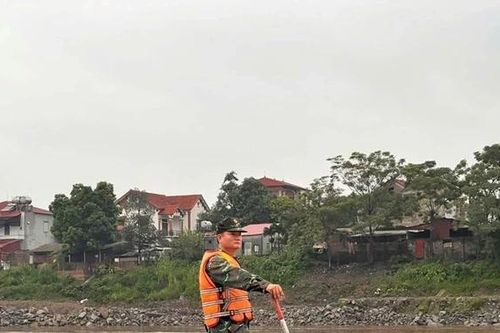 'Nhạc trưởng' ở bến Phong Châu