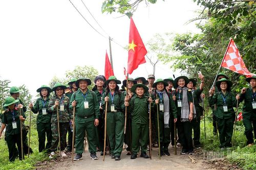 Gần 100 Cựu chiến binh, đoàn viên, thanh niên và người dân tham gia 'Hành quân theo bước chân anh'