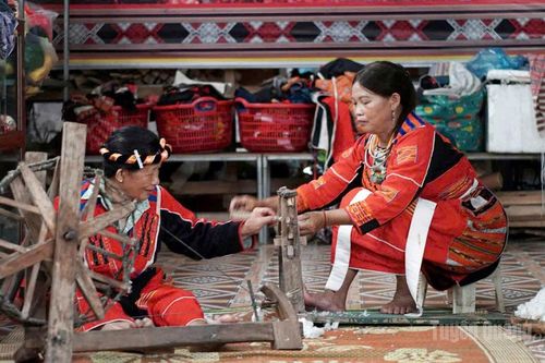 Sắc màu bên khung cửi