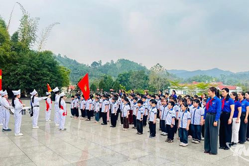 Thiêng liêng lễ kết nạp đội viên tại 'địa chỉ đỏ'