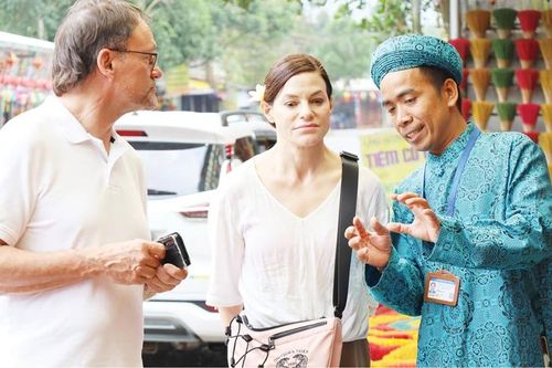 Chuyện thú vị về nam hướng dẫn viên mặc áo dài dẫn tour