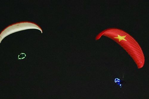 Mãn nhãn màn dù lượn kết hợp pháo hoa trên bầu trời sông Sài Gòn