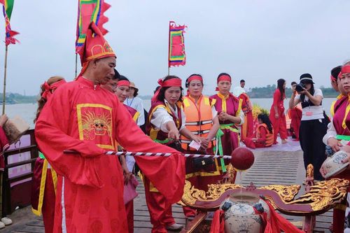 Rước nước tại lễ hội Chử Đồng Tử – Tiên Dung