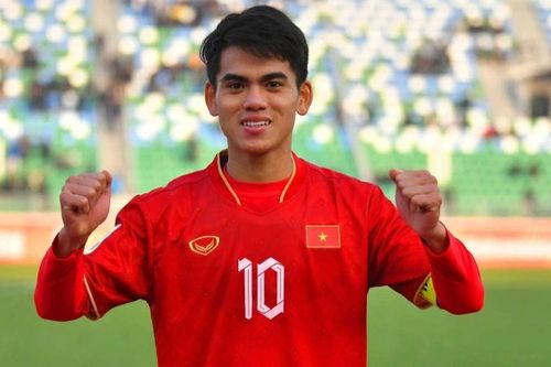 Tiền vệ Khuất Văn Khang dính chấn thương