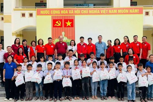Ấm áp chương trình 'Tiếp sức đến trường' cho trẻ em nghèo tại Ninh Bình