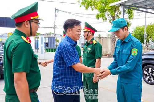 Xây dựng lực lượng dân quân tự vệ 'gần dân, sát dân' và 'nắm - hiểu - biết'