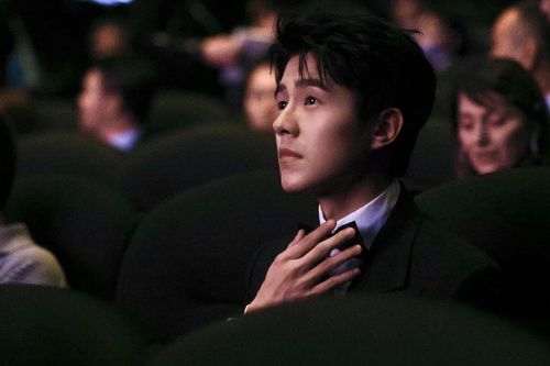 Hình tượng 'nam thần thanh xuân' tan vỡ: Lưu Hạo Nhiên vướng nghi vấn đi quán bar 'tay vịn'