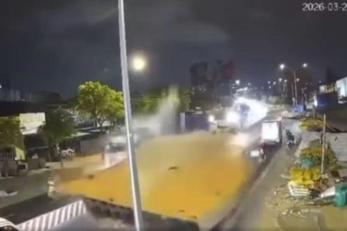 Clip kinh hoàng: Tấm thép 10 tấn rơi xuống, đè nát cabin xe rác khiến tài xế tử vong
