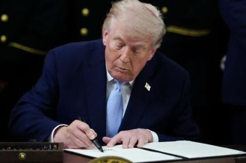 Chữ ký của ông Donald Trump sẽ xuất hiện trên tờ tiền giấy của Mỹ