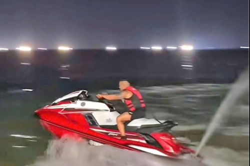 Liều lĩnh lái mô tô nước trong bãi tắm công cộng, TikToker bị mời làm việc