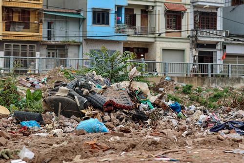 Rác thải bóp nghẹt 5km kênh ở Hà Nội, nước đen hôi nồng nặc