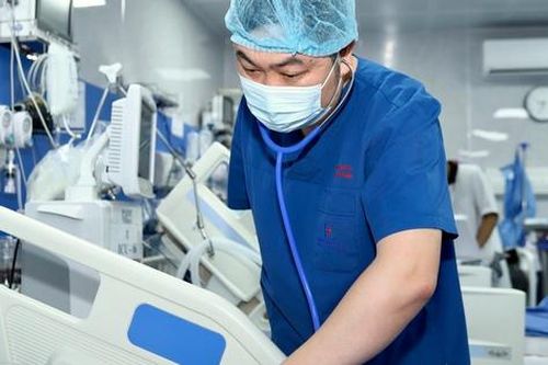 Sau cánh cửa cấp cứu (3): Những người chọn ở lại nơi áp lực nhất