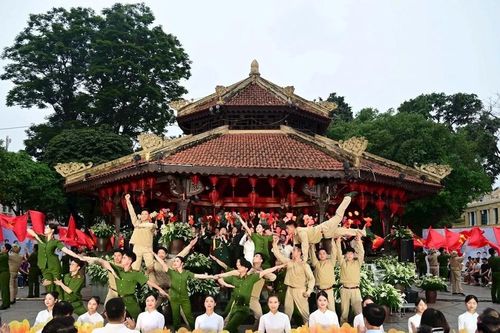 Live concert 'Hà Nội bình yên': Điểm chạm cảm xúc giữa lòng Thủ đô