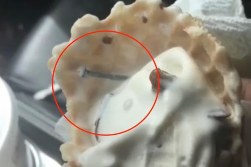 Được bồi thường 14 triệu USD vì ăn kem lẫn đinh sắt gây vô sinh