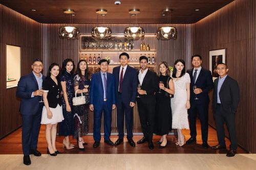 Ảnh gia đình tỷ phú Johnathan Hạnh Nguyễn gây chú ý