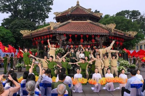 Live Concert 'Hà Nội bình yên' giữa không gian phố đi bộ Hồ Hoàn Kiếm