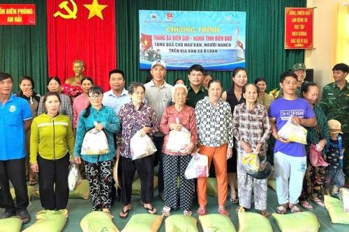 Trao 500 suất quà trong chương trình 'Tháng Ba biên giới-nghĩa tình biển đảo' năm 2026