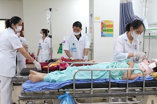 Phú Thọ khẩn trương cứu chữa các nạn nhân vụ xe ô tô 29 chỗ lao xuống vực