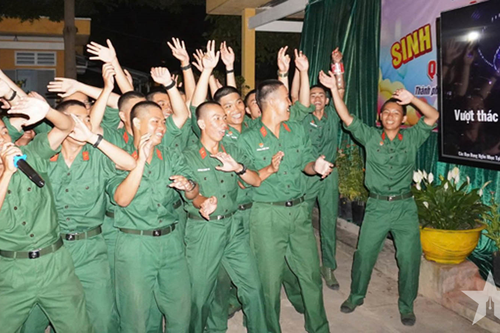 Ấn tượng hoạt động cuối tuần của chiến sĩ mới ở Lữ đoàn Phòng không 77 (Quân khu 7)