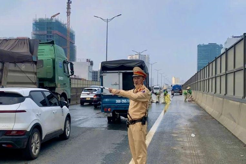 Hà Nội: Xử lý xe đầu kéo làm rơi vãi bùn đất trên đường Vành đai 3 trên cao