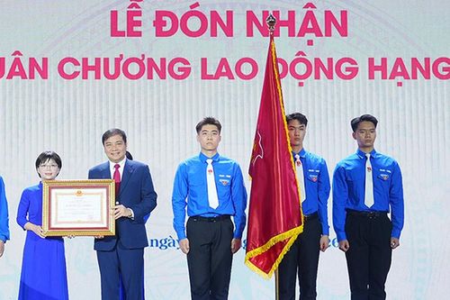 Đoàn Thanh niên trường Đại học Ngoại ngữ nhận Huân chương Lao động hạng Ba