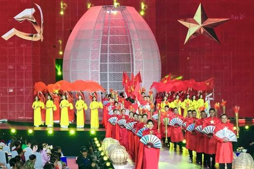 Mùa áo dài rực rỡ giữa lòng thành phố