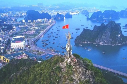 Nam sinh ngã tử vong khi leo núi Bài Thơ ở Quảng Ninh