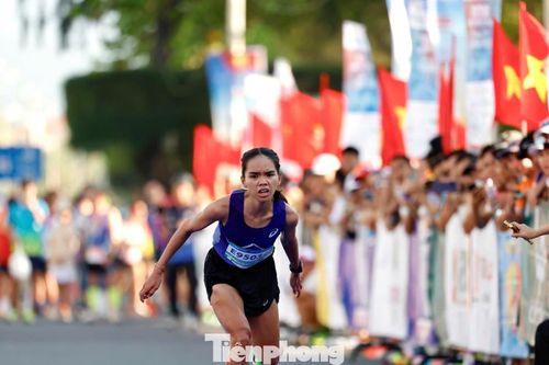 Khoảnh khắc gây xúc động mạnh tại vạch đích Giải Vô địch Quốc gia Marathon - Báo Tiền Phong 2026