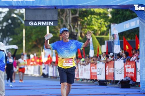 U80 hoàn thành cự ly chạy 21km: 'Không già hay trẻ, cứ thể thao là khỏe'