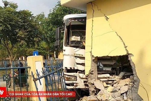 Xe đầu kéo mất hướng, tông vào trường mầm non ở A Lưới